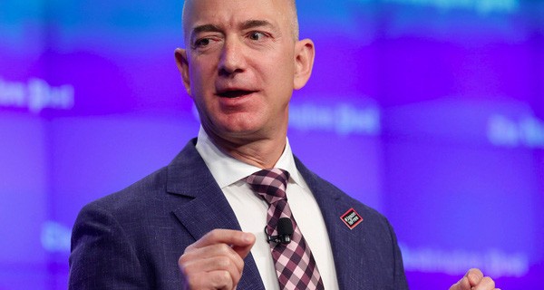 3 bài học lãnh đạo quý hơn vàng từ email gửi nhân viên của CEO Microsoft, Starbucks và Amazon