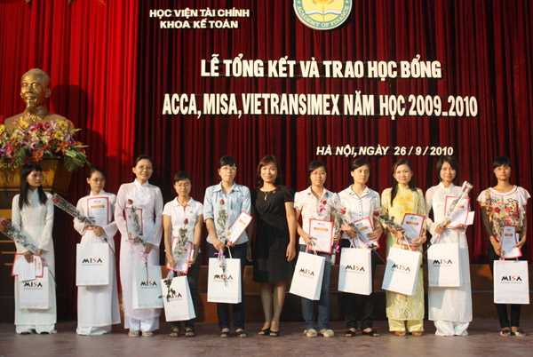 MISA Hà Nội trao học bổng cho sinh viên xuất sắc khoa Kế toán Học viện Tài chính